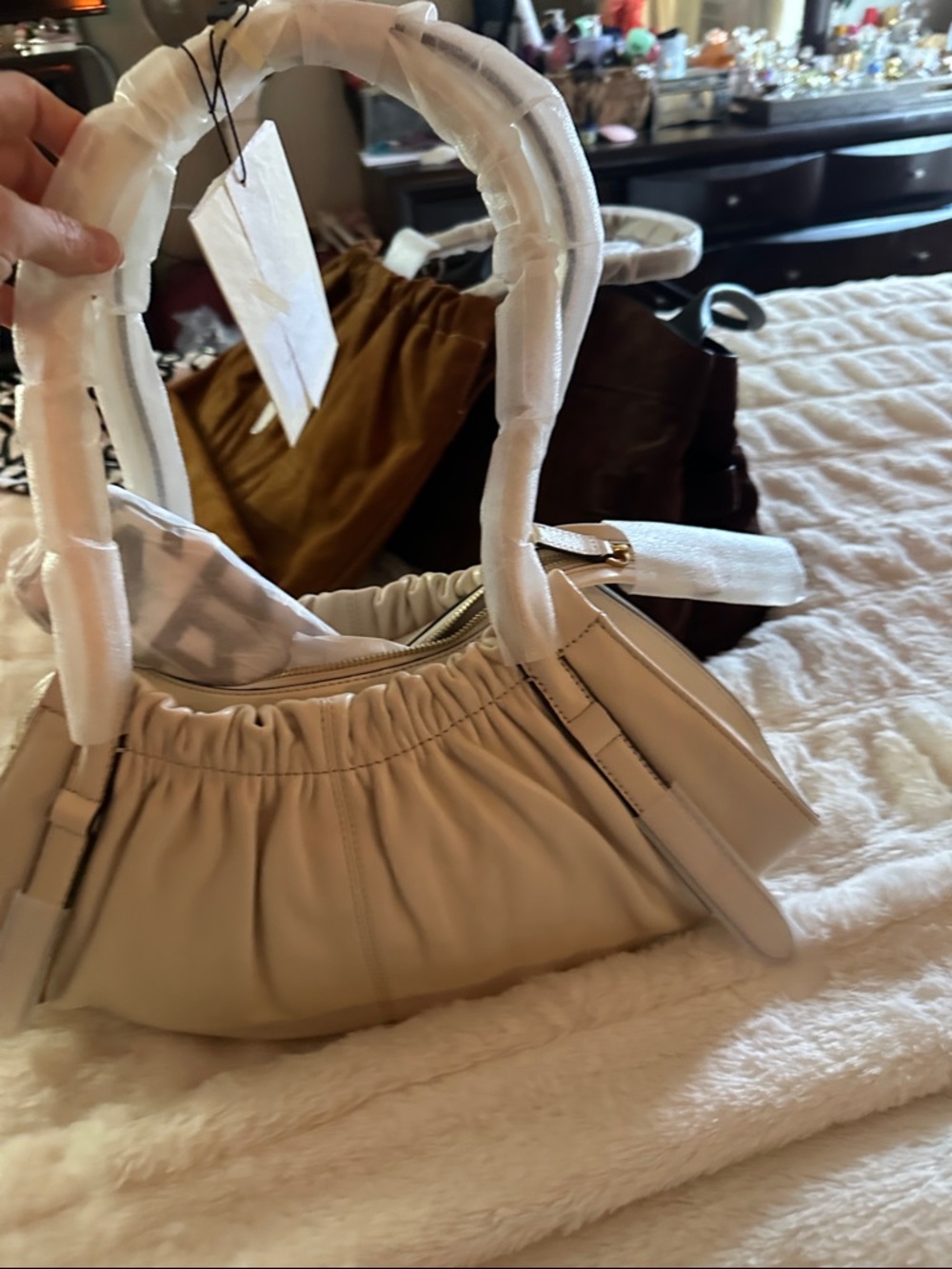 Marc Jacobs Cream Cristina satchel leather shoulder with Gold-Tone Logo - Picture 2 of 4